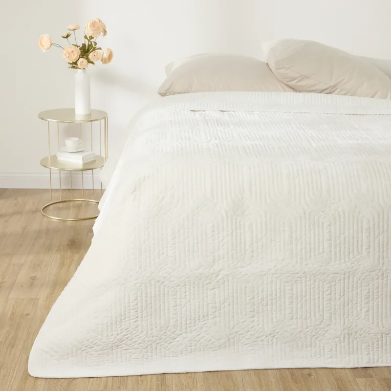 Jednokolorowa narzuta na łóżko z przeszywanym wzorem Savinea 200x220 cm - Sprawdź teraz