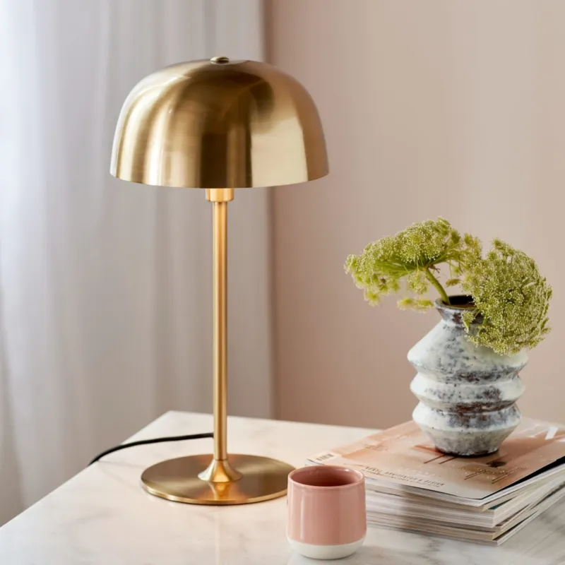 Bezpieczna płatność Metalowa lampa stołowa Cera o eleganckiej formie