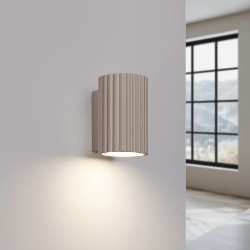 Karbowana lampa ścienna Dolkar w kolorze taupe Kup online