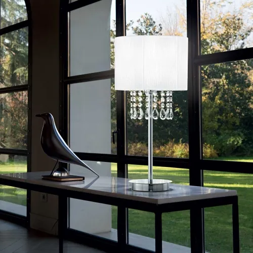 Obniżka ceny Lampa nocna stołowa chromowana podstawa biały abażur i wiszące kryształki Ideal Lux 068305 Opera E27 52cm x 25cm